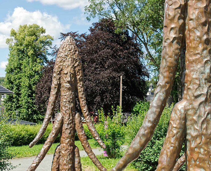 „Include me out“ – Kunstwerk am Purple Path (Nahaufnahme) in Thalheim (Greifensteinregion)