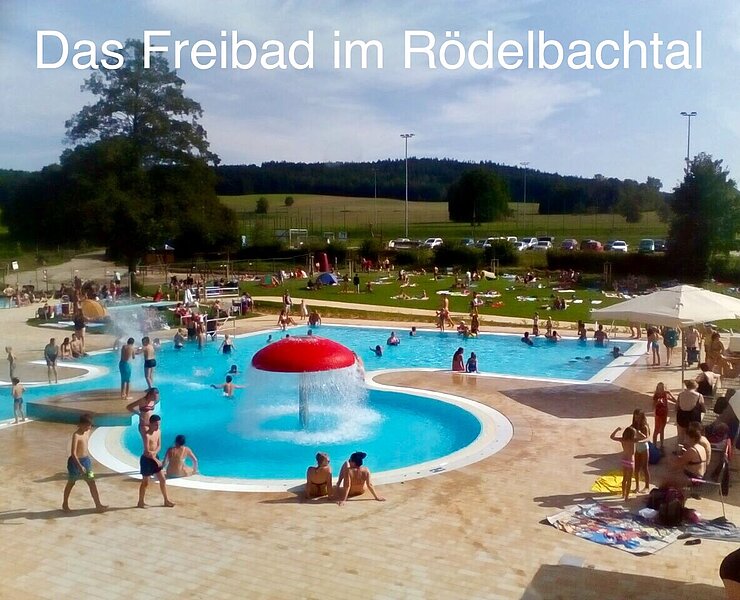 Freibad Hartmannsdorf mit Schwimmerbecken, Kinderbecken, Planschbecken und Rutsche. (Christfried Nicolaus, Hartmannsdorf)