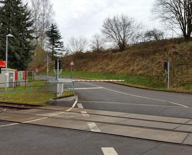 Am Bahnhof in Hennersdorf ()
