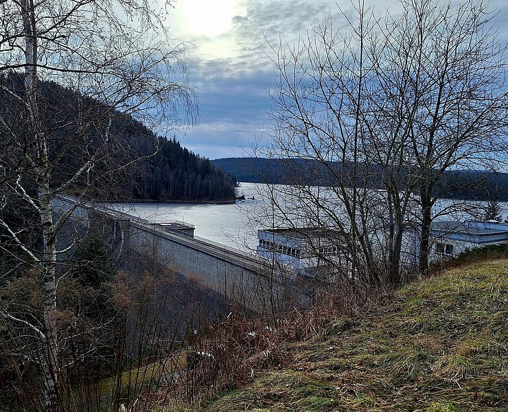 Blick auf Talsperre ()