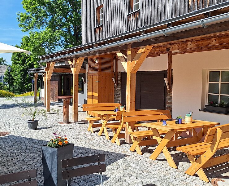 Sitzgruppe und Biergarten im Innenhof des Hotels ()