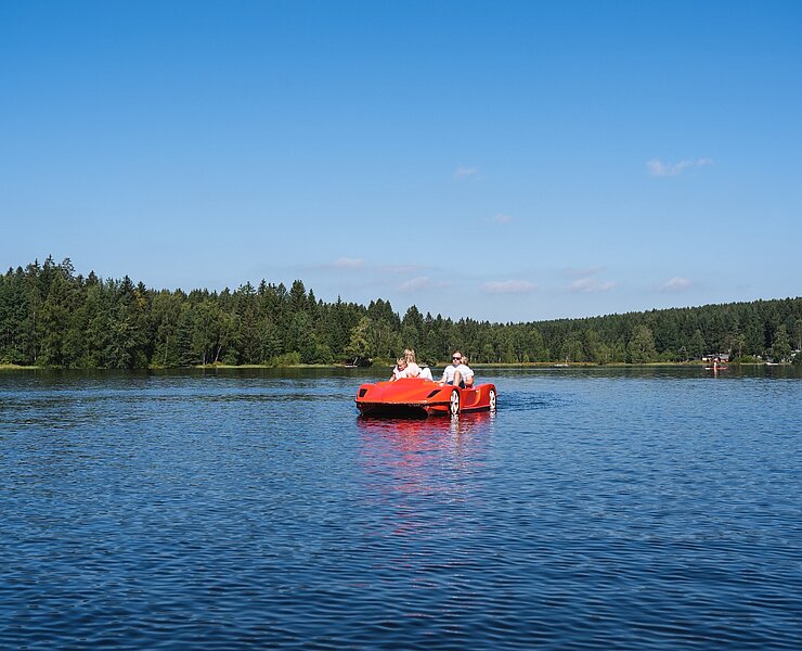 Bootfahrt auf dem Greifenbachstauweiher im Erzgebirge (P. Eichler, Greifensteinregion)