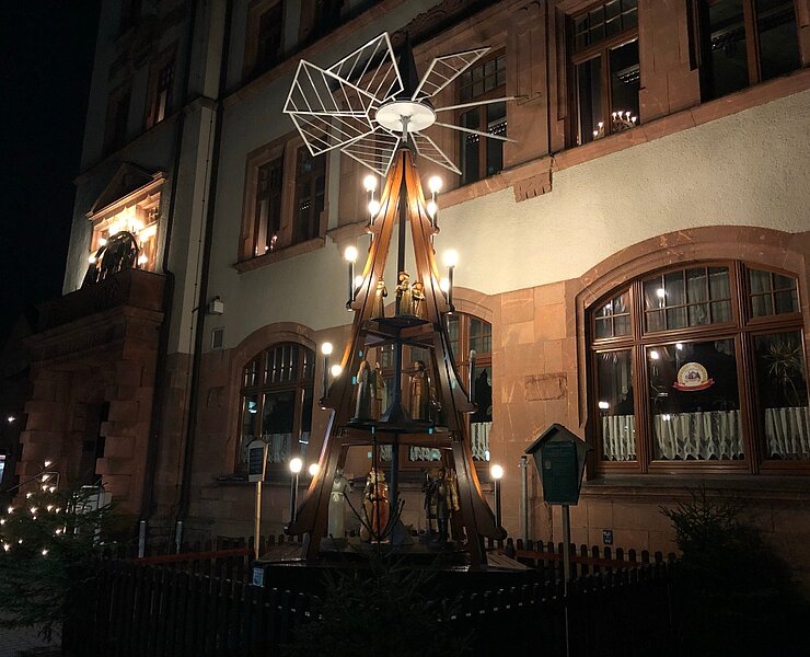 Pyramide in Thalheim beleuchtet (Vanessa Schüppel)