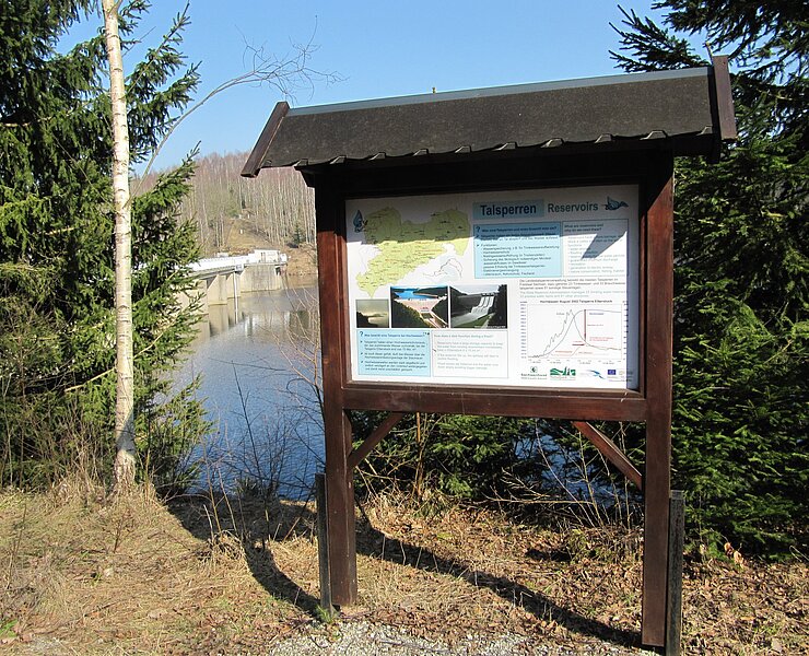 Informationstafel am Wasserlehrpfad, im Hintergrund Vorstaubecken Schönheiderhammer der Talsperre Eibenstock (Tourist-Service-Center Eibenstock)