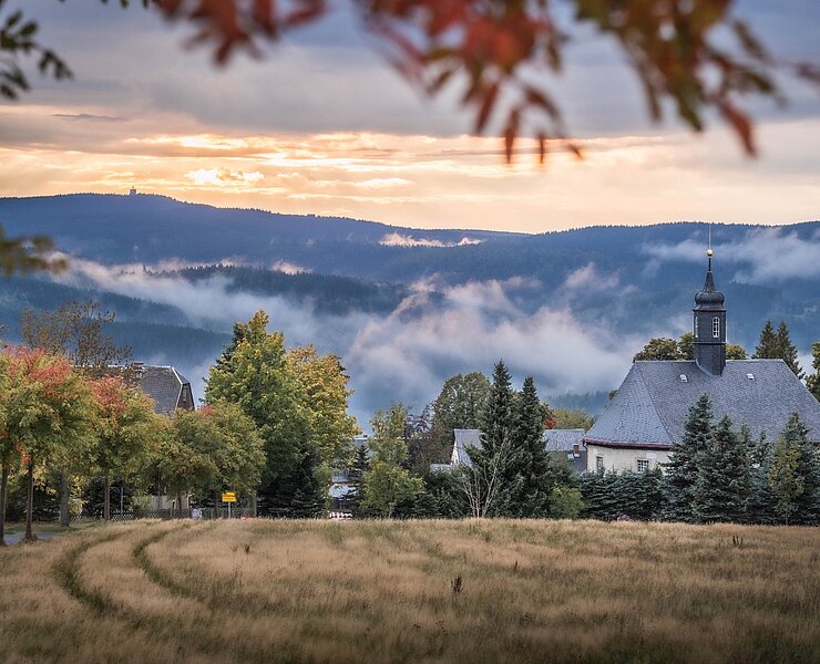 Breitenbrunn - Blick über Kirche zum Auersberg (Tobias Rudelt)