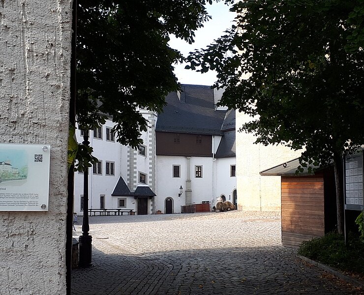 Schloss Wildeck mit Infotafel (Stadt Zschopau Schloss Wildeck)