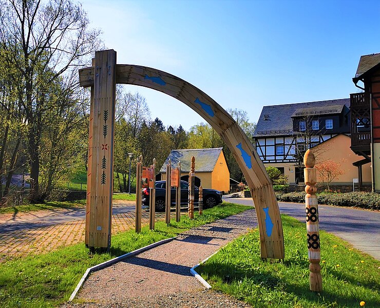 BLOCKLINE -Portal "Fische" in Mulda mit Infotafeln und Meilensteine (Tourismusverband Erzgebirge e.V. )
