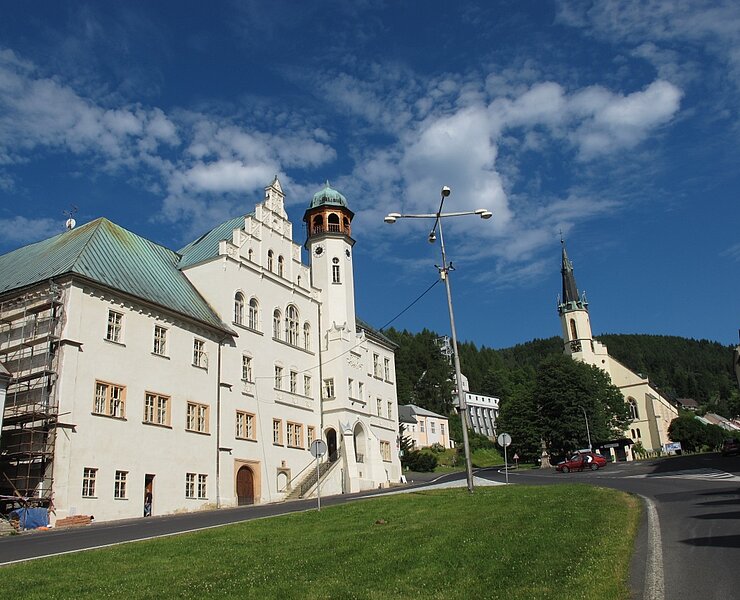 Historische Altstadt St. Joachimsthal - Rathaus mit Joachimskirche im Hintergrund (WFE GmbH Annaberg-Buchholz)