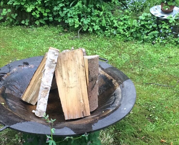 Feuerschale und Holz vor Ort ()