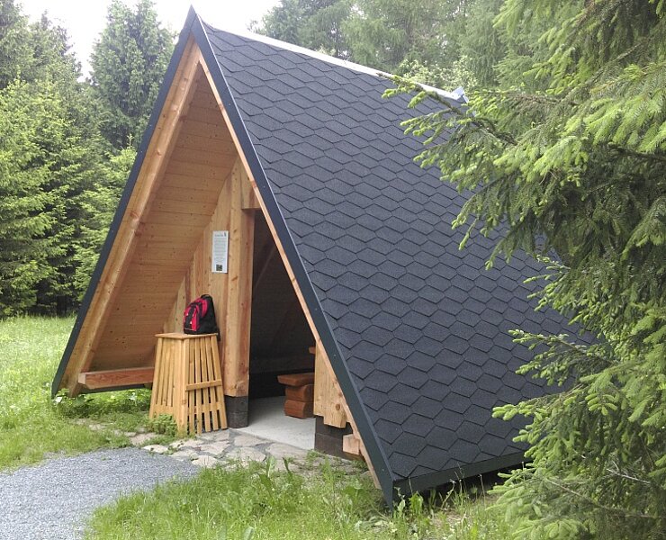 Schutzhütte auf dem Auerhahnweg bei Satzung (Birgit Knöbel)