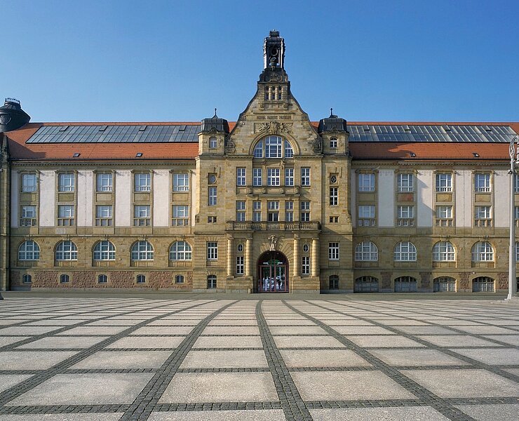 01_KuC_Kunstsammlungen Chemnitz_außen_Foto_PUNCTUM_Bertram Kober_verkleinert.jpg ()