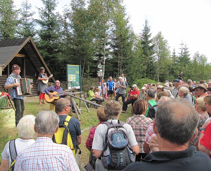 Musik und Wandern im Einklang an der Talsperre Carlsfeld ()