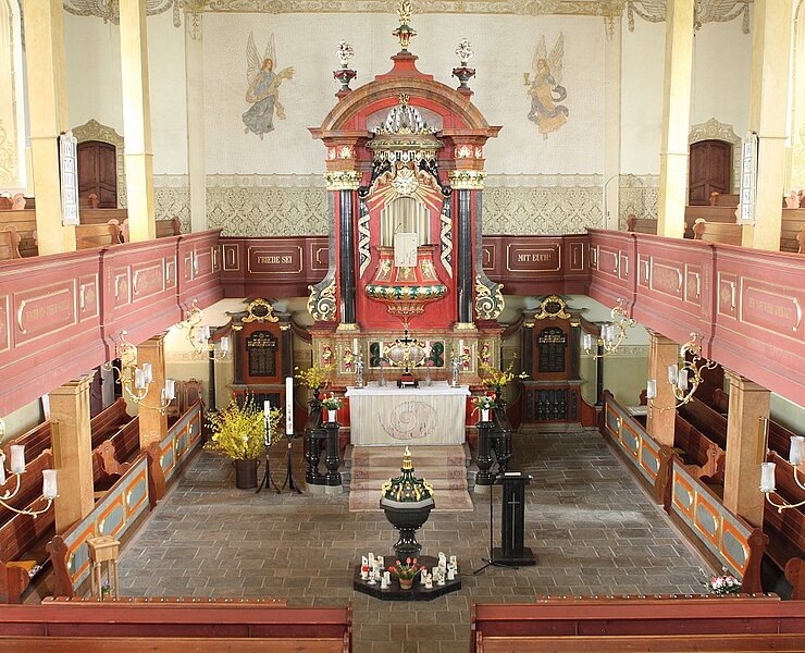 Lohnend ist auch ein Besuch der Silbermann-Kirche mit in Serpentinstein gearbeiteter Kirchenausstattung. (Serpentinsteinmuseum )