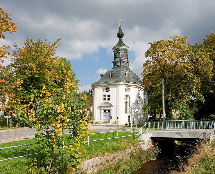 Trinitatiskirche in Carlsfeld, älteste Rundkirche Sachsens ()
