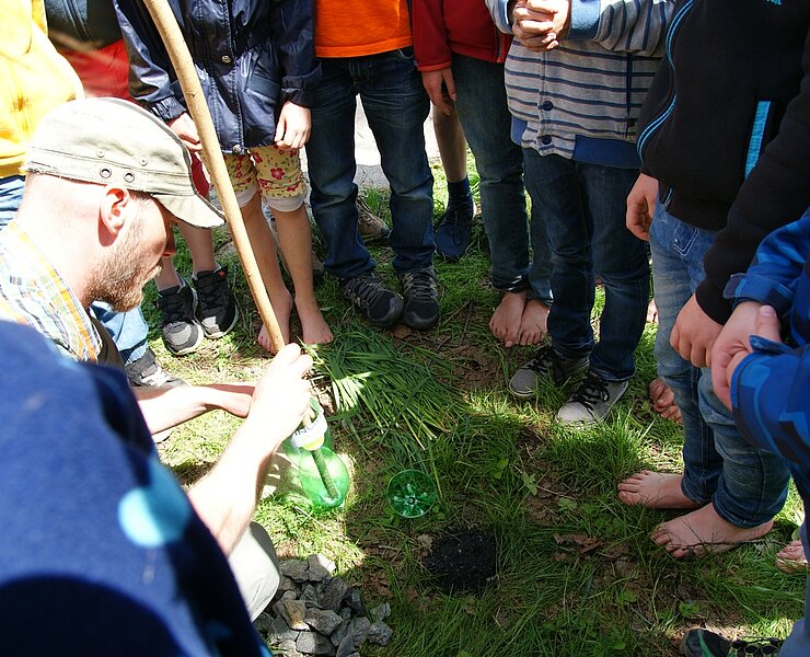 Feuermachen Familien-Workshop im Waldcamping Thalheim (Steffen Seim)