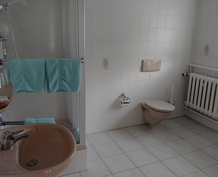 Bad im Hotel Zur Linde ()