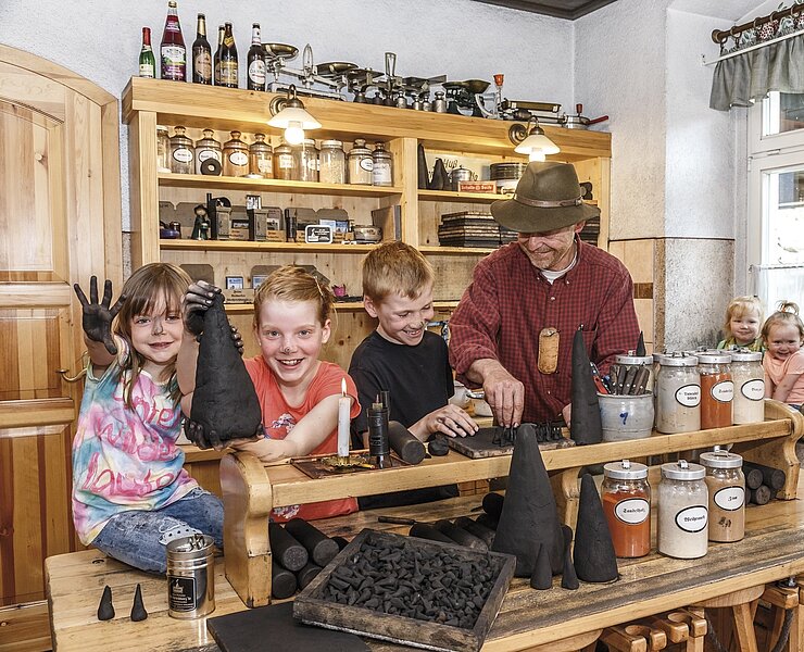 Weihrichkarzln herstellen - ein Spaß für die ganze Familie ()