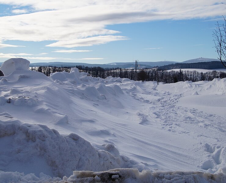 Blick entlang des Firstenwegs in Richtung Fichtelberg (YR)