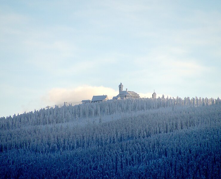 Der verschneite Fichtelberg vom Skilift Neudorf aus gesehen (Yvonne Roth)