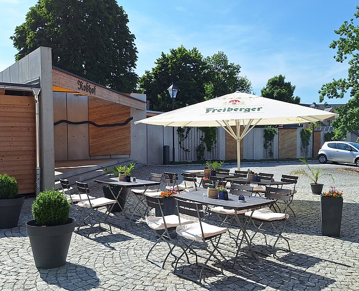 Sitzgruppe und Biergarten im Innenhof des Hotels ()