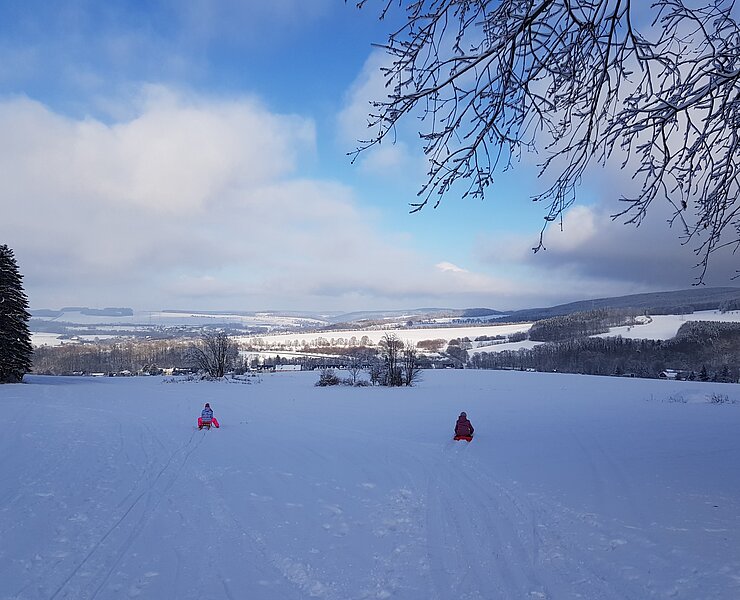 Blick vom verschneiten Ziegenberg auf Zwönitz (Stadt Zwönitz)